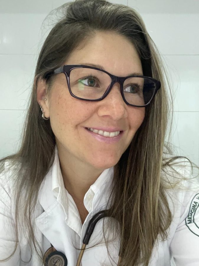 Dra. Laiza Cassia de jaleco, sorrindo no consultório