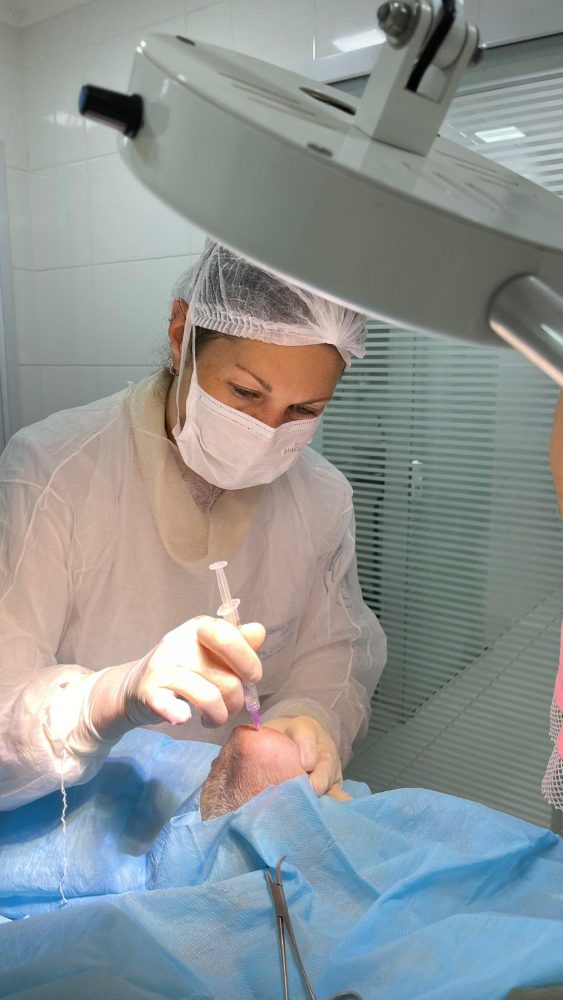 Dra. Laiza Cassia realizando um procedimento em centro cirúrgico